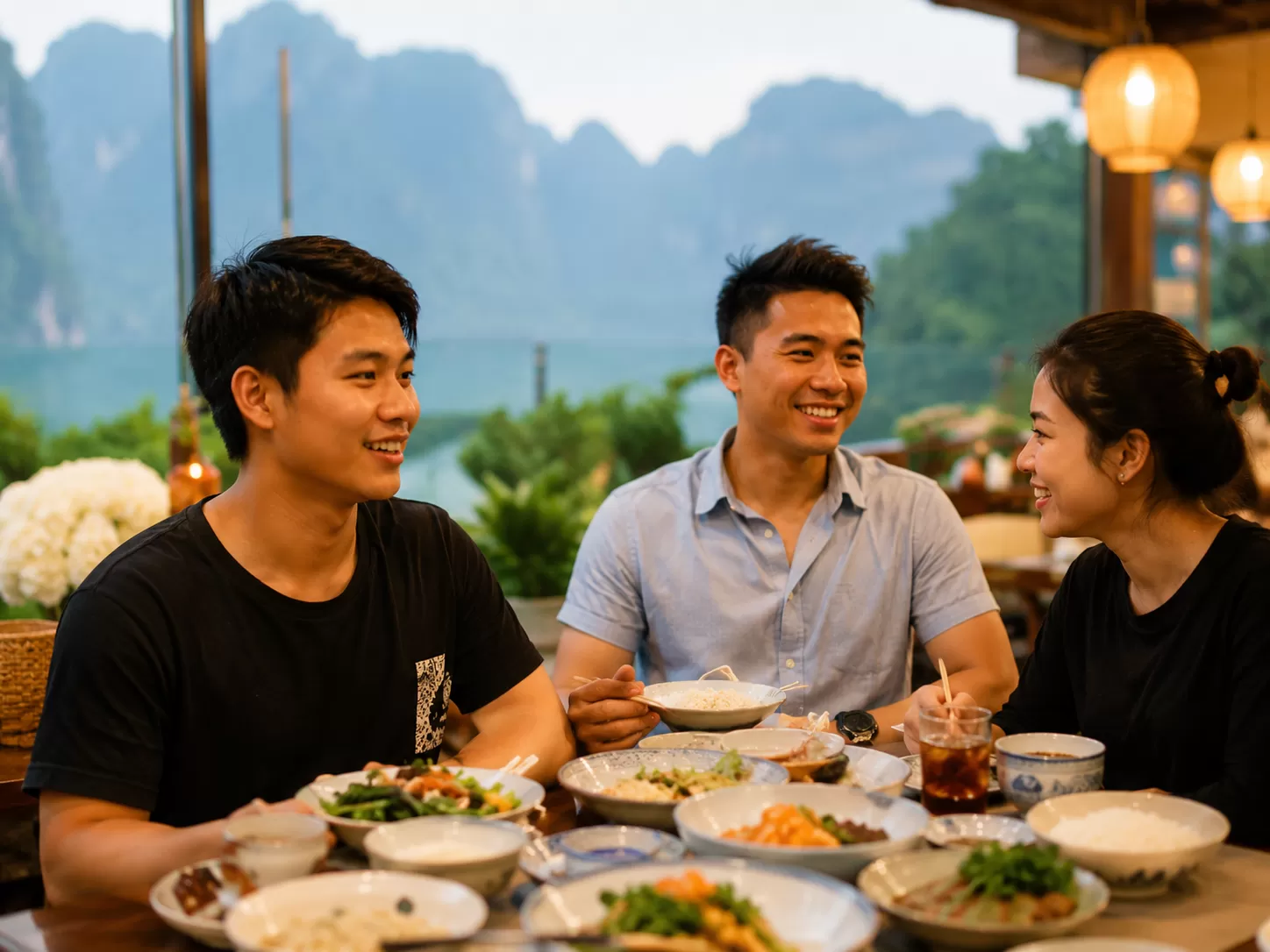 Khách du lịch thưởng thức hải sản tại Sunset Restaurant Phú Quốc