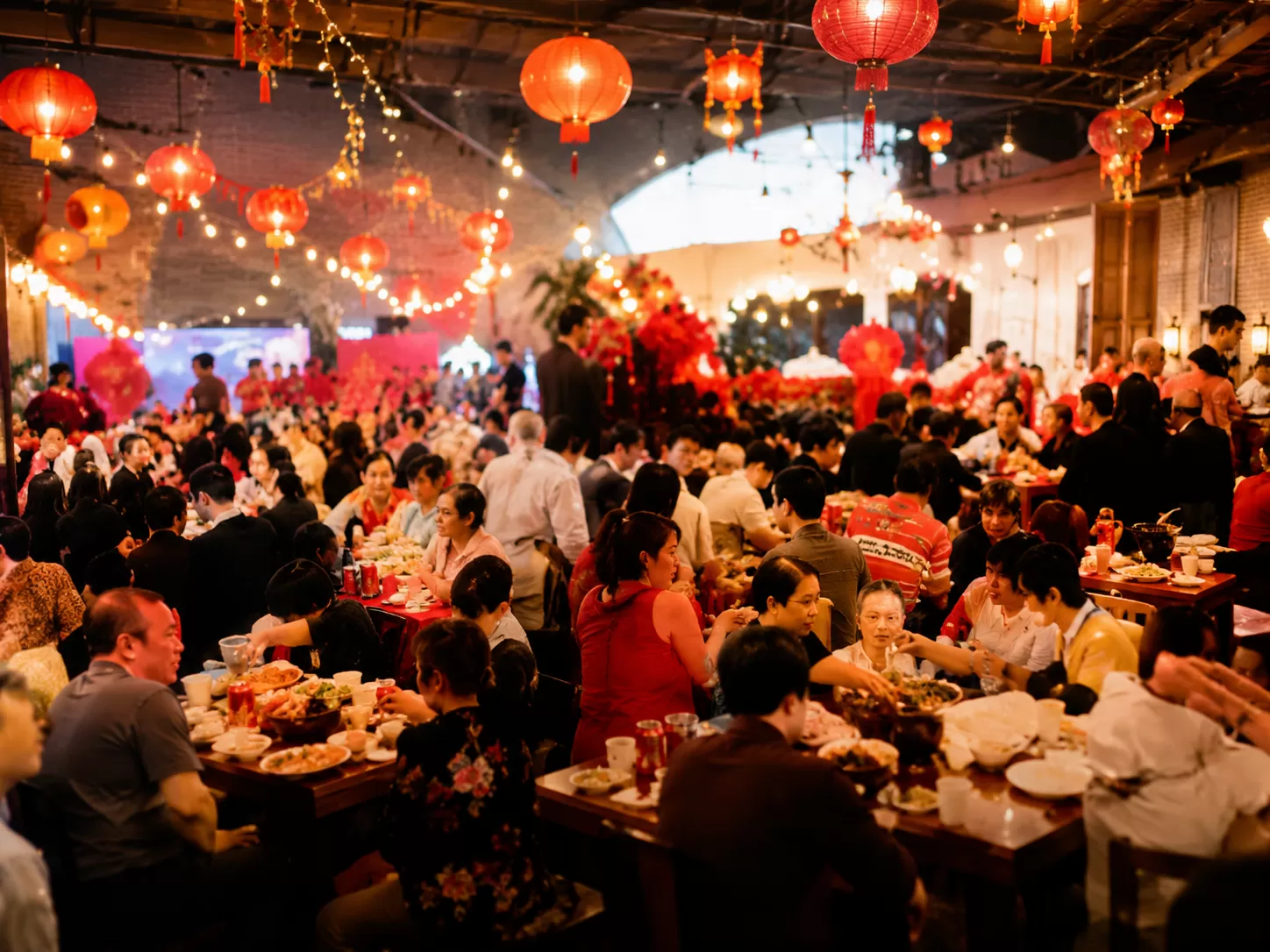 Khách đoàn dùng tiệc hải sản tại Sunset Restaurant Phú Quốc