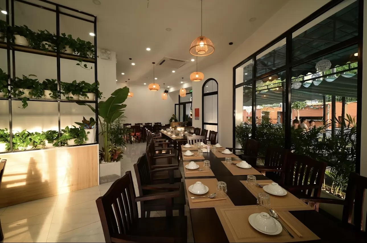 Không gian nhà hàng hải sản Sunset Grand World Phú Quốc sang trọng và rộng rãi